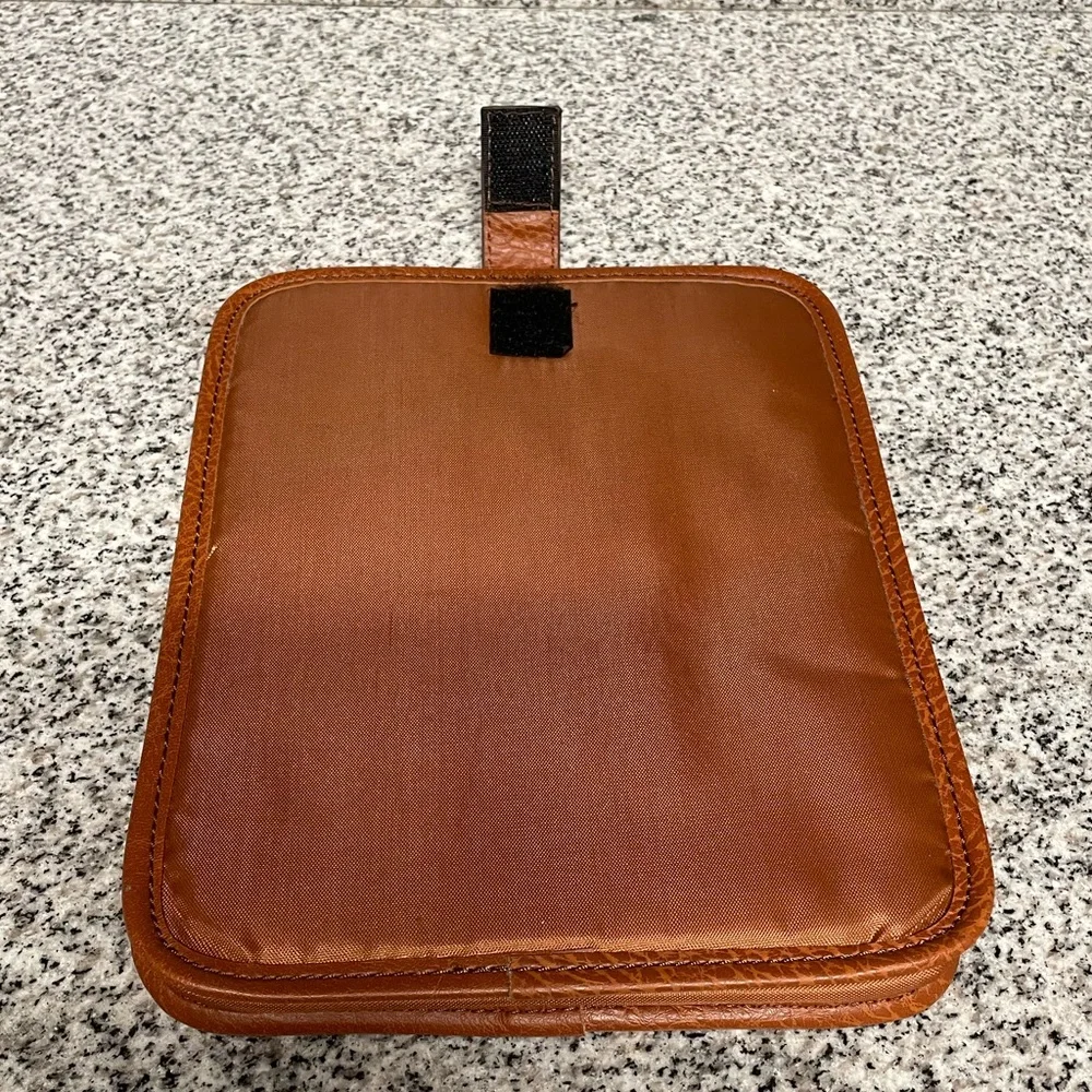 EUC Generic lightly padded iPad cover w/velcro closure tab‼️ iPad not included‼️